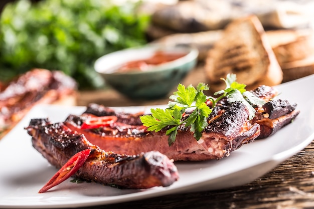 Saboroso churrasco de costela de porco grelhada com pimenta e salsa.