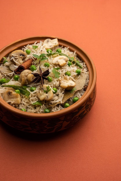 Saboroso Cogumelo ou Arroz Mashroom ou Pulav ou Pilaf ou Pulao ou Biryani servido em uma tigela ou prato, foco seletivo