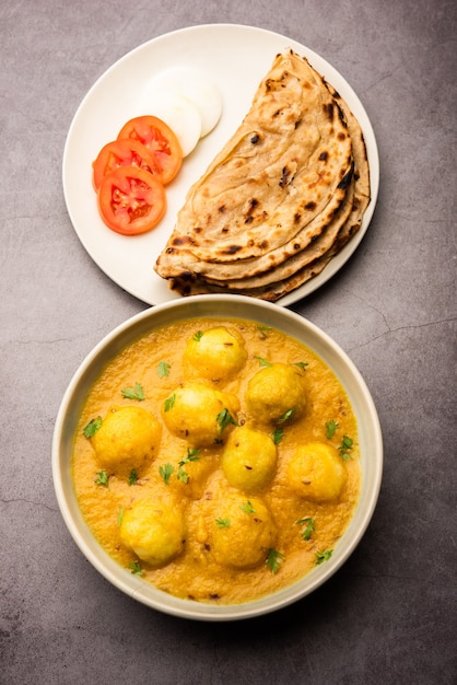 Saboroso Dum Aloo ou curry picante de batata inteira é uma receita popular do prato principal da Índia