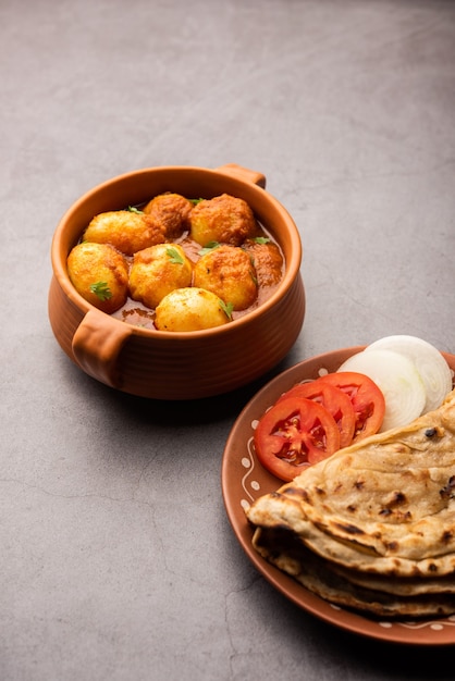 Saboroso Dum Aloo ou curry picante de batata inteira é uma receita popular do prato principal da Índia