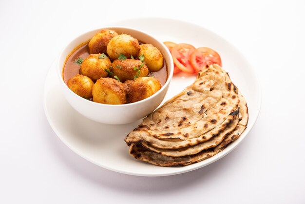 Saboroso Dum Aloo ou curry picante de batata inteira é uma receita popular do prato principal da Índia