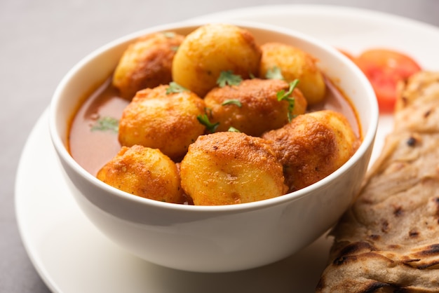 Saboroso Dum Aloo ou curry picante de batata inteira é uma receita popular do prato principal da Índia
