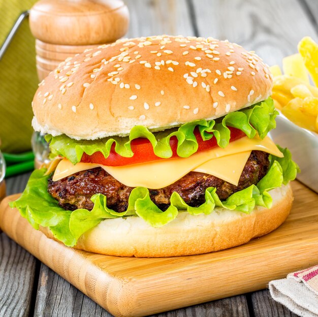 Saboroso e apetitoso hambúrguer com cheeseburger