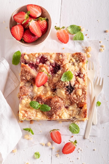 Saboroso e doce bolo de morango como sobremesa no verão