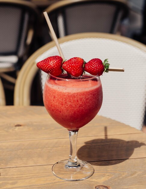 Saboroso e doce coquetel alcoólico de frutas