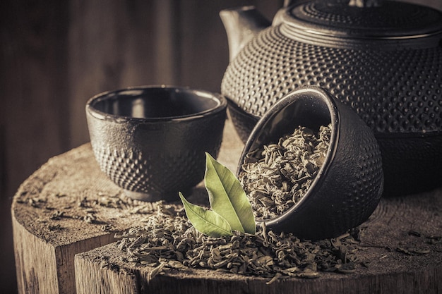 Saboroso e fresco chá verde com bule de ferro e xícara