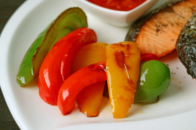 Saboroso e saudável pimentão colorido grelhado para acompanhamento de bife de salmão