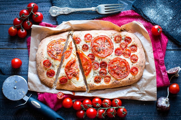 Saboroso feito à mão tomate pizza pão