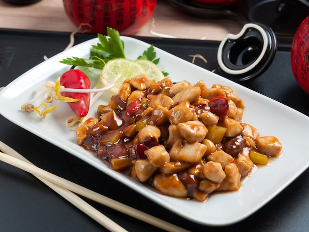 Saboroso frango kung PAO com amendoim em um prato branco