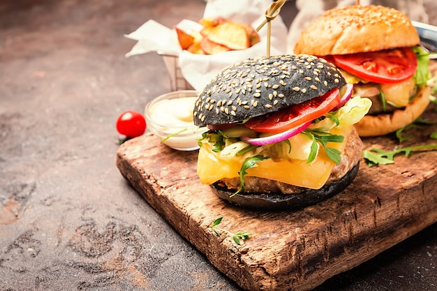 Saboroso hambúrguer clássico de carne preta grelhada com molho de alface e maionese em mesa de madeira rústica, com espaço de cópia