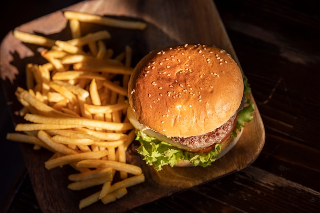 Saboroso hambúrguer e batatas fritas