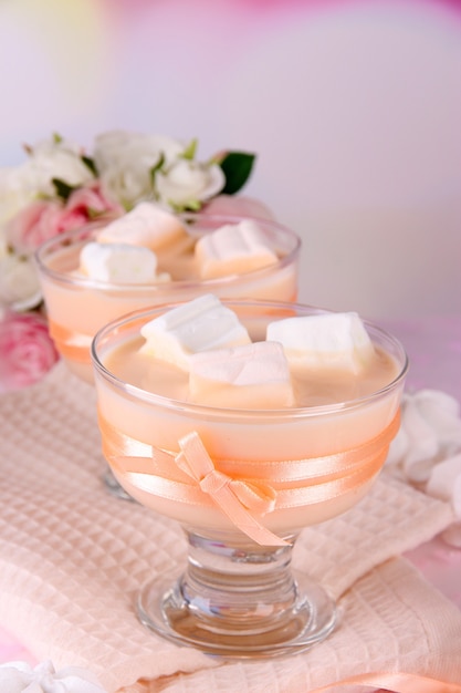Saboroso iogurte com marshmallows, close-up