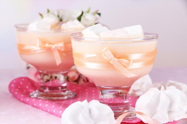 Saboroso iogurte com marshmallows close-up