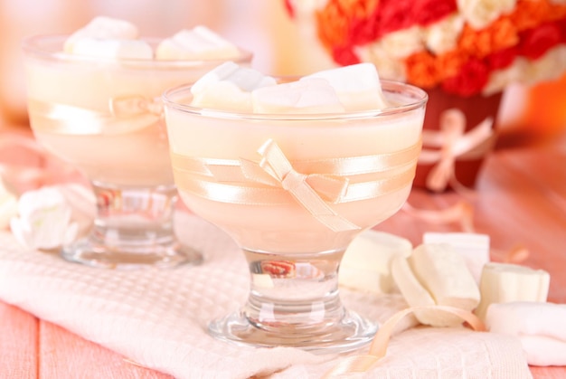 Saboroso iogurte com marshmallows close-up