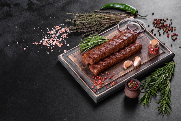 Saboroso kebab fresco grelhado com especiarias e ervas