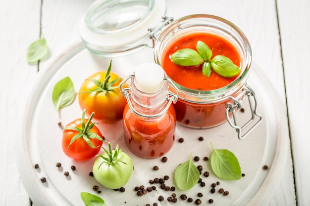 Saboroso ketchup preparado a partir de tomates Legumes em conserva para o inverno
