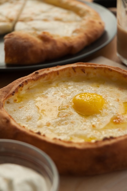 Saboroso khachapuri em Ajarian e Megrelian em uma foto vertical