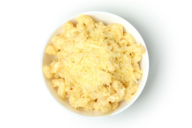 Saboroso macarrão com queijo isolado no fundo branco