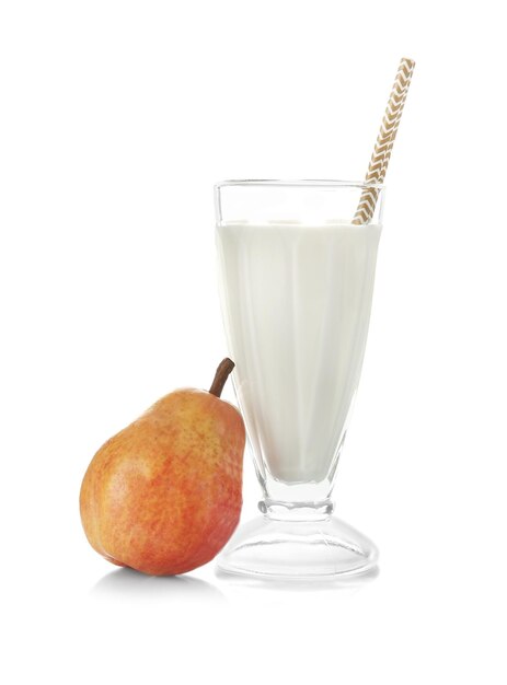 Saboroso milk-shake com pêra sobre fundo claro