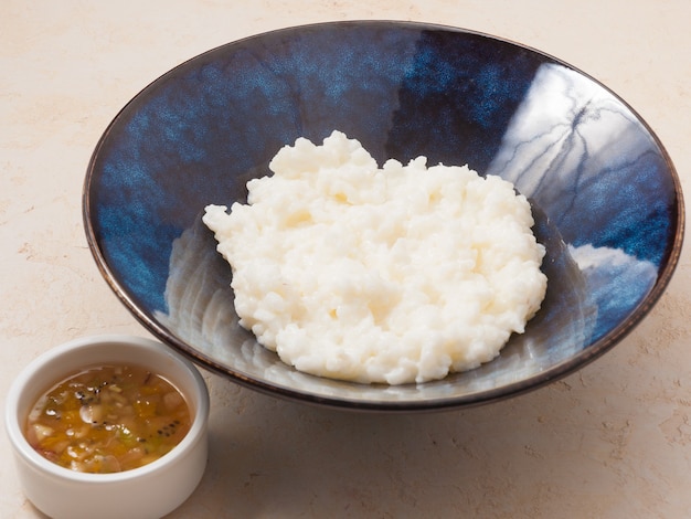 Saboroso mingau de arroz com leite e molho de frutas