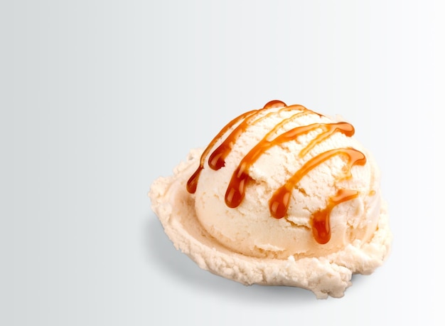 saboroso molho de caramelo doce fluindo em sorvete ou doces