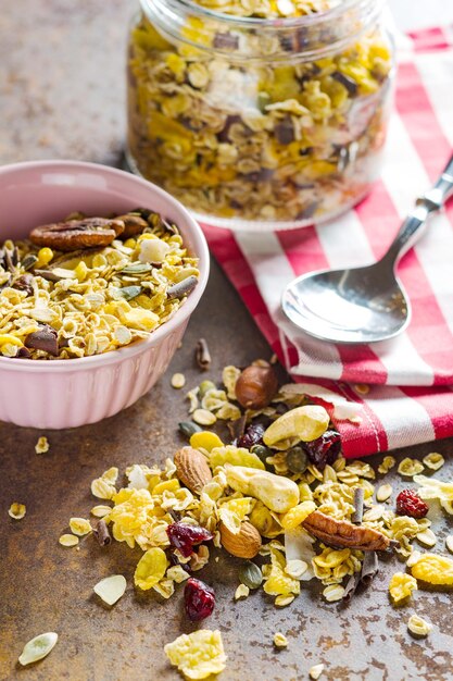 Foto saboroso muesli caseiro com nozes na velha mesa de cozinha