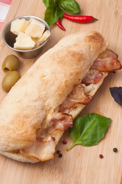 Foto saboroso panini com bacon, cream cheese e mussarela
