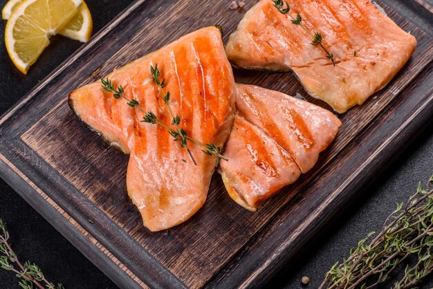 Saboroso peixe vermelho fresco do Ártico assado em uma grelha. Fonte de ômega, comida saudável