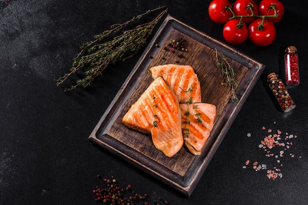 Saboroso peixe vermelho fresco do Ártico assado em uma grelha. Fonte de ômega, comida saudável