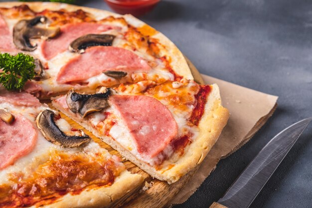 Saboroso pizza cogumelos e presunto. Pizza caseira deliciosa