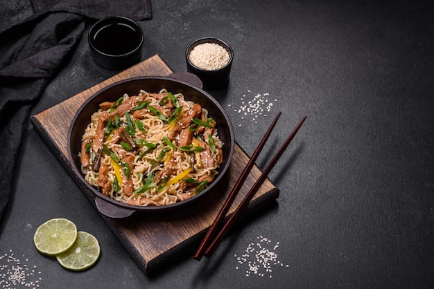 Saboroso prato da culinária asiática com macarrão de arroz frango e molho de soja