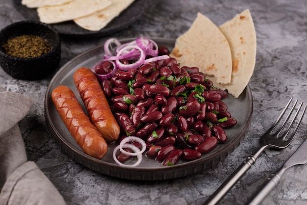 Foto saboroso prato de feijão com salsichas de alto ângulo