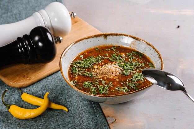 Foto saboroso prato de sopa quente no fundo de madeira