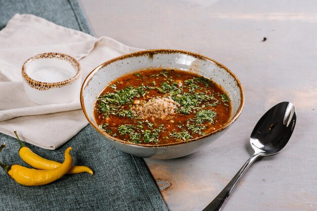 Saboroso prato de sopa quente no fundo de madeira