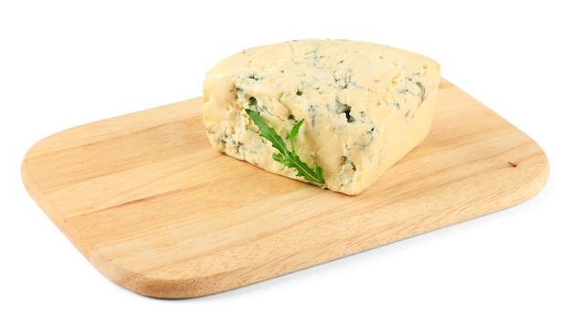 Saboroso queijo azul na tábua isolada em branco
