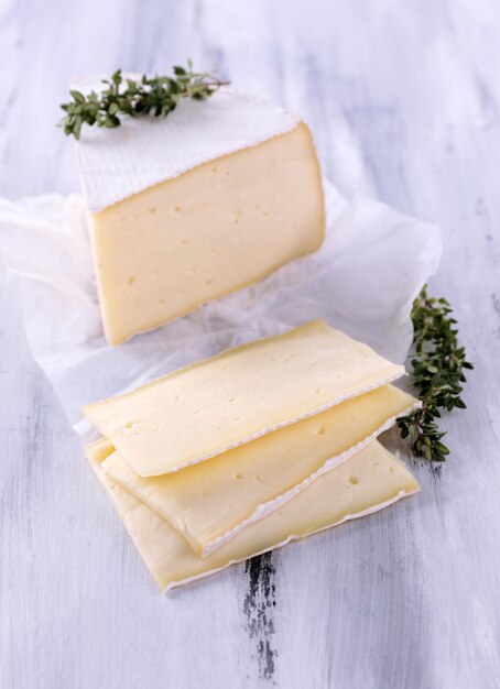 Saboroso queijo Camembert com tomilho na mesa de madeira