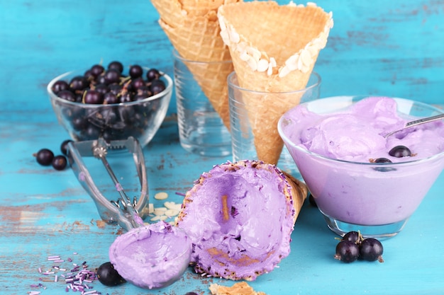Saboroso sorvete com frutas frescas na velha mesa de madeira azul
