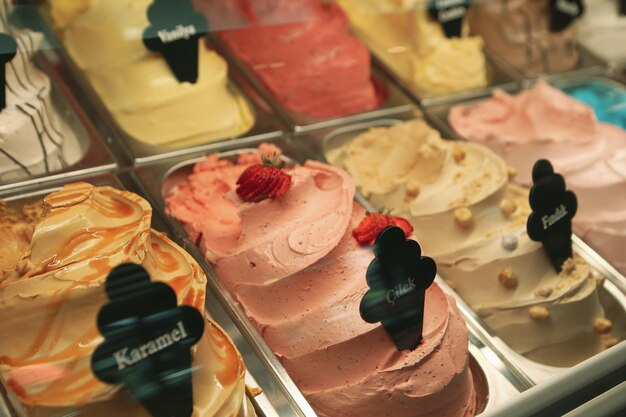 Saboroso sorvete de frutas na geladeira