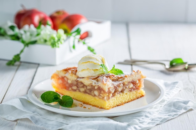 Saboroso sorvete de wanilla e torta de maçã com folhas de hortelã