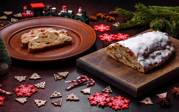 Saboroso stollen de natal com maçapão, frutas secas e nozes