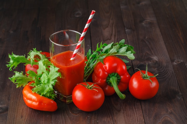 Saboroso suco de tomate e tomate