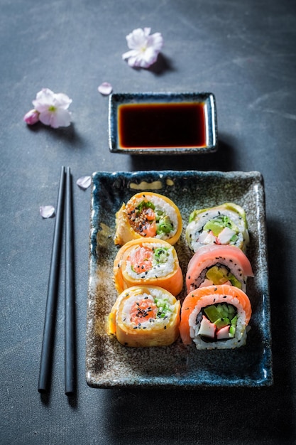 Saboroso sushi com wasabi e molho de soja