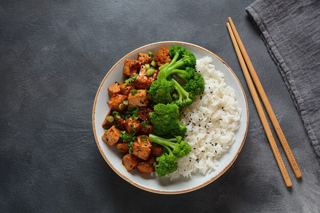 Saboroso tofu em teriyaki com arroz no prato