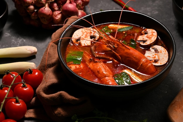 Saboroso Tom Yam Kung ou sopa tailandesa picante com camarões e cogumelos