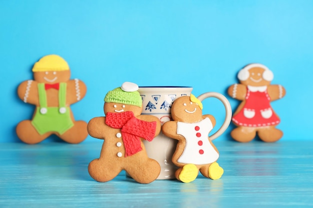 Saborosos biscoitos caseiros de natal e xícara na mesa de madeira