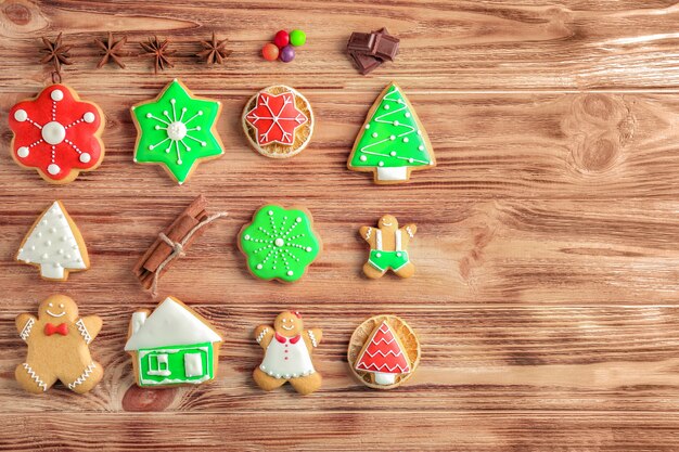 Saborosos biscoitos caseiros de Natal em fundo de madeira