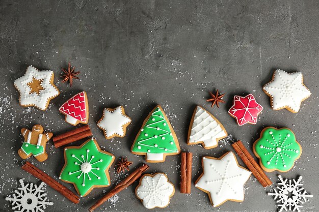 Saborosos biscoitos caseiros de Natal em superfície cinza