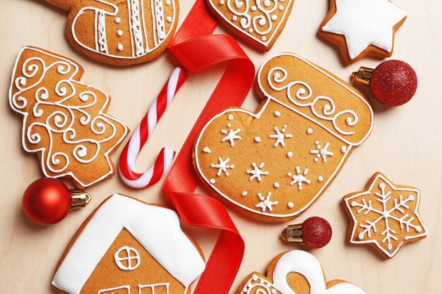 Saborosos biscoitos de gengibre e decoração de Natal na mesa de madeira