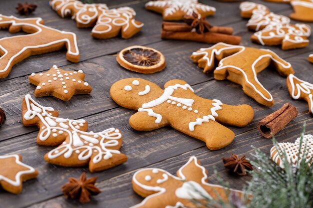 Saborosos biscoitos de gengibre e uma decoração de Natal em fundo de madeira.