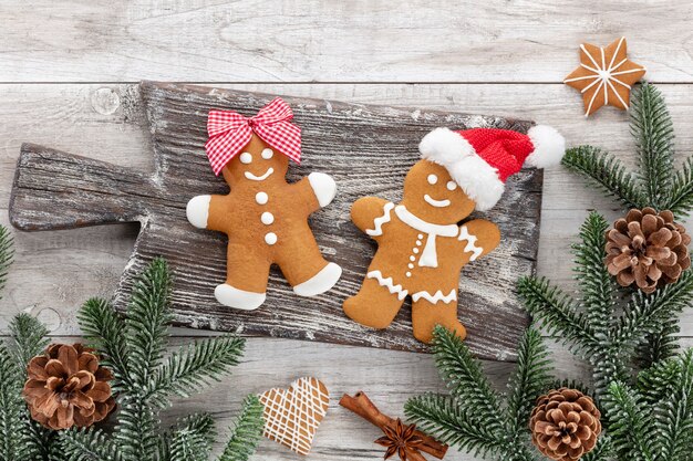 Saborosos biscoitos de gengibre e uma decoração de Natal em fundo de madeira.